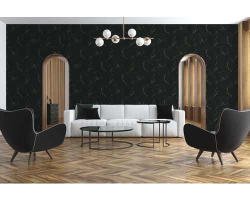 Woonkamer met zwart marmerbehang en witte meubels