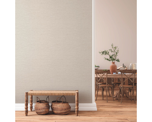 Interieur met gestructureerd behang, houten vloer en bank met manden