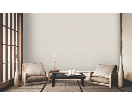 Lichte woonkamer in Japanse stijl met behang, fauteuils en tafel