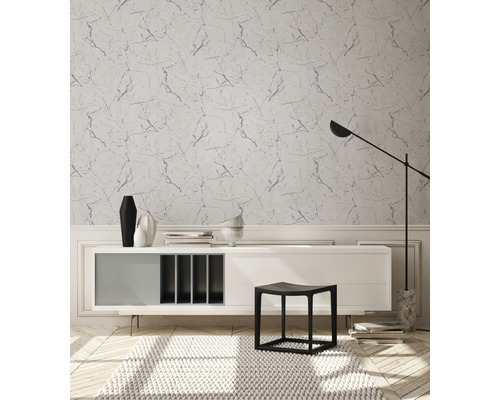 Woonkamer met marmeren behang, dressoir, kruk en vloerlamp