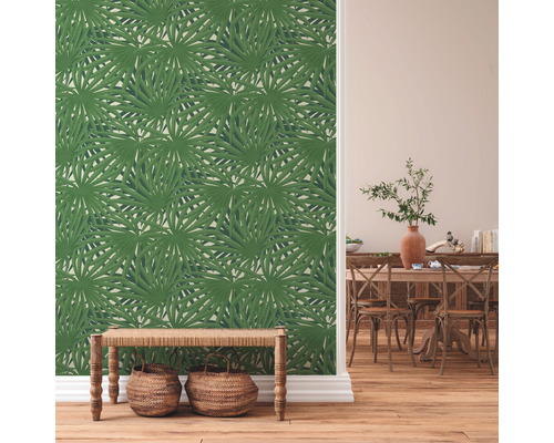 Eetkamer met groen palmbladbehang, houten vloer en rustieke eettafel