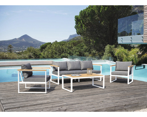Tuinmeubelset met bank, stoelen en tafel op een terras naast een zwembad