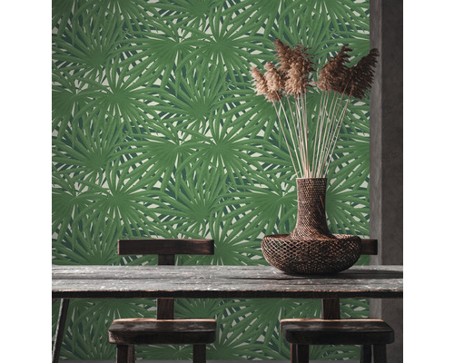 Woonkamer met groen palmbladbehang, houten tafel en decoratie