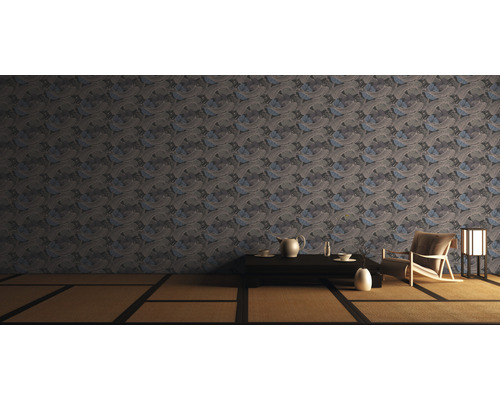 Woonkamer met patroonbehang, lage tafel en fauteuil