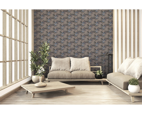 Woonkamer in Japanse stijl met banken, houten tafel en behang met patroon