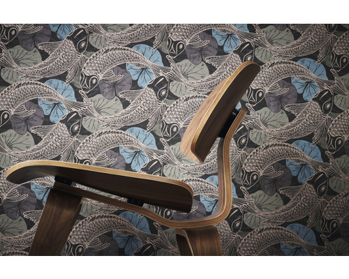 Behang met vispatroon en houten stoel