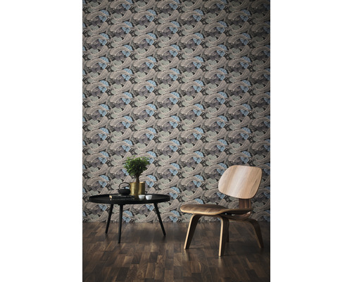 Decoratieve ruimte met patroonbehang, tafel en stoel.