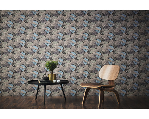 Kameroverzicht met patroonbehang, kleine tafel en stoel