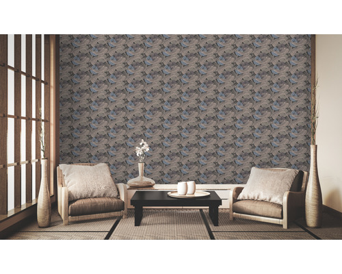 Ontworpen kamer met patroonbehang, fauteuils en tafel