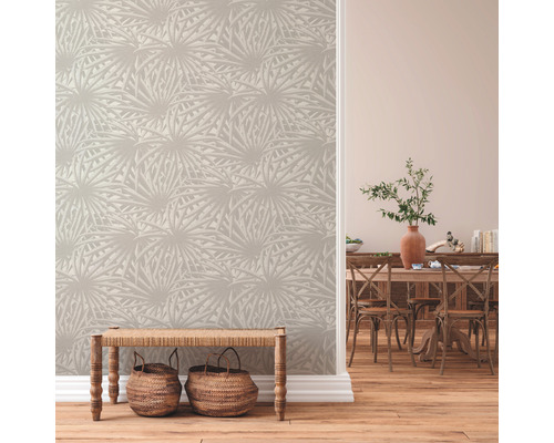 Woonkamer met behang met patroon, houten vloer en houten banken met manden.