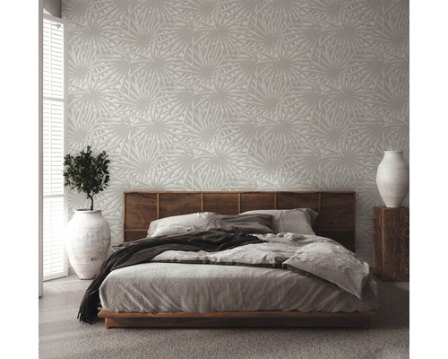 Slaapkamer met patroonbehang, bed en kamerplant