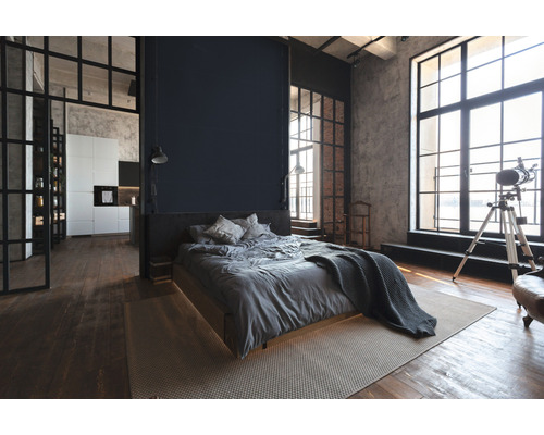 Loft-stijl slaapkamer met bed, ramen en keukengedeelte