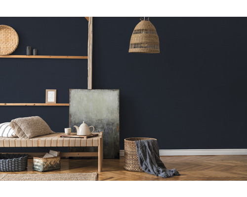 Woonkamer met bank, kussens, wandplank en decoraties