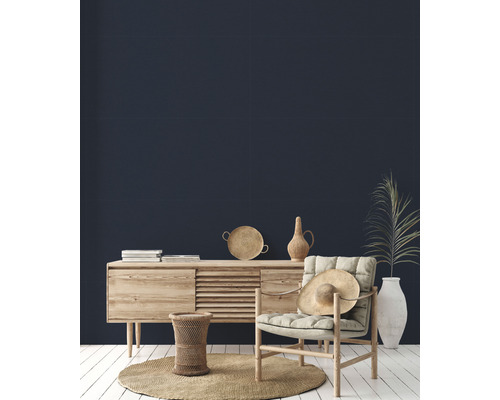 Woonkamer met houten dressoir, fauteuil, bijzettafel en decoratie