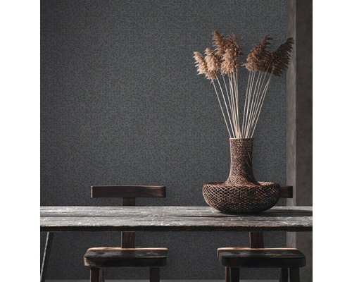 Scene met patroonbehang, houten tafel, stoelen en een vaas met decoratie