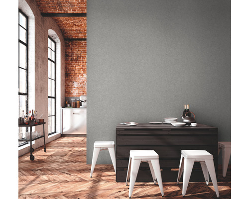 Woonkamer met grijze muur, donkere houten tafel en witte krukken