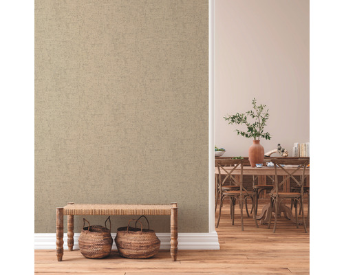 Licht gestructureerd behang in een eetkamer met houten vloer en houten banken