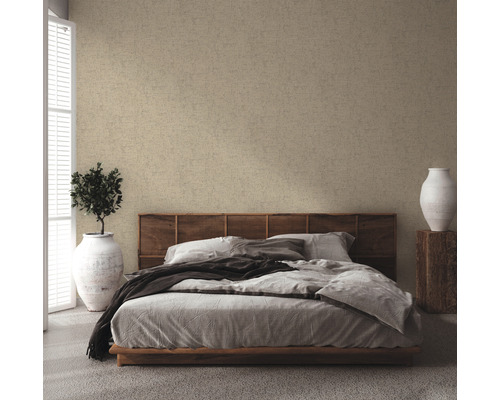 Slaapkamer met bed, houten hoofdeinde en beige behang