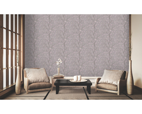 Kamerzicht met behang met bloemmotief, fauteuils, tafel en decoratie