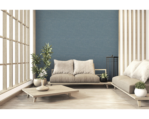 Lichte woonkamer met houten meubels, planten en gestructureerde achtergrond