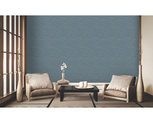 Woonkamer met gestructureerd behang, fauteuils en tafel