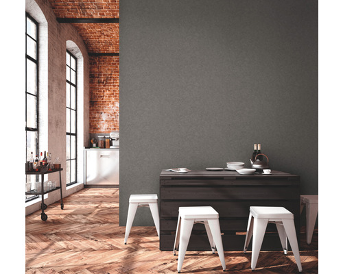 Interieur met eettafel, krukken en bakstenen muur