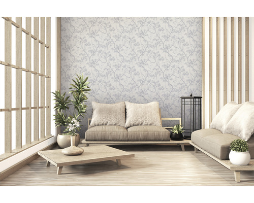 Woonkamer met patroonbehang, houten meubels en kamerplanten voor een lichte sfeer.