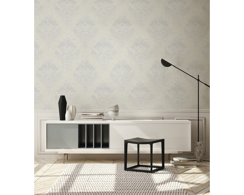 Interieur met patroonbehang, dressoir, kruk en vloerkleed