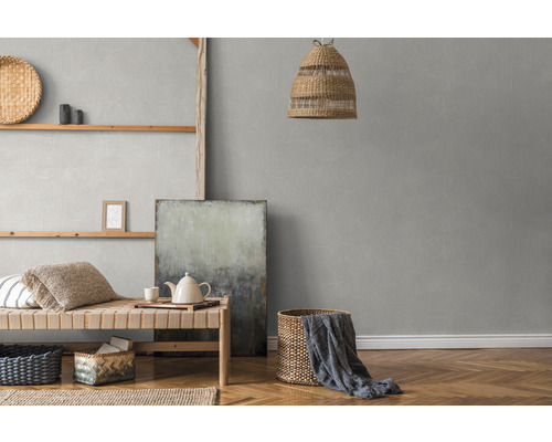 Lichte kamer met rotan lamp, wandrek en grijs behang