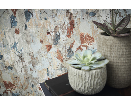 Behang met baksteenmotief naast potplanten en boeken