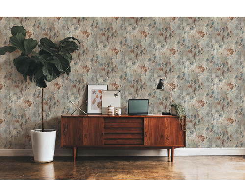 Decoratieve muur met behang in steenlook, passend bij houten kast en kamerplant.