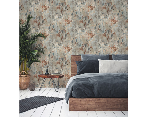 Slaapkamer met patroonbehang, bed en bijzettafel