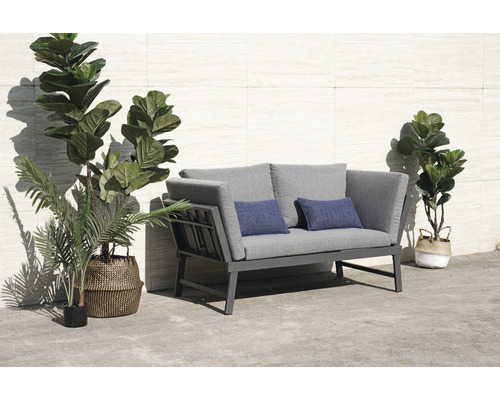 Grijze tuinset met kussens en planten