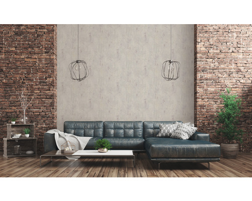 Woonkamer met leren bank, salontafel, rekken en decoratieve elementen voor een bakstenen muur