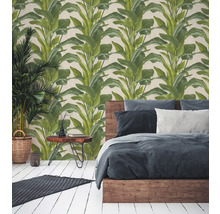 Slaapkamer met groen bladbehang, bed en kamerplant