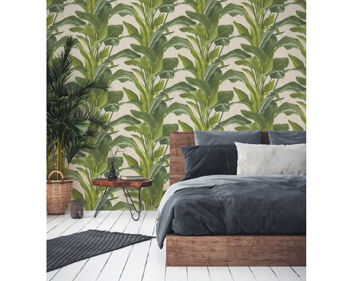 Slaapkamer met groen bladbehang, bed en kamerplant