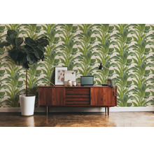 Kamer met bladbehang, dressoir, potplant en decoratie