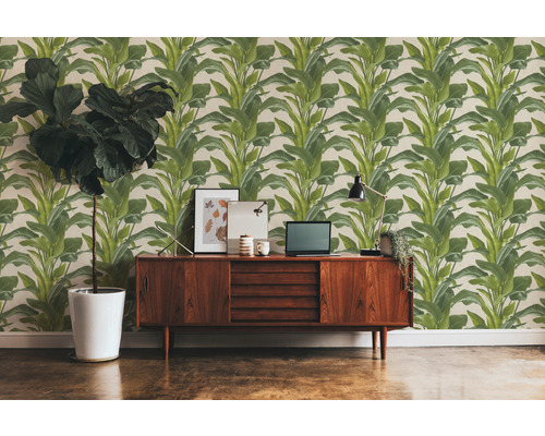 Kamer met bladbehang, dressoir, potplant en decoratie