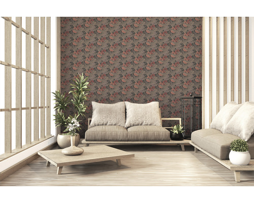 Lichte ruimte met bloemmotief behang, houten meubels en planten voor een gezellige sfeer.