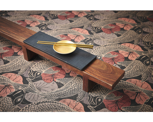 Eettafeldecoratie met houten dienblad, bord en eetstokjes op een tafelkleed met vismotief