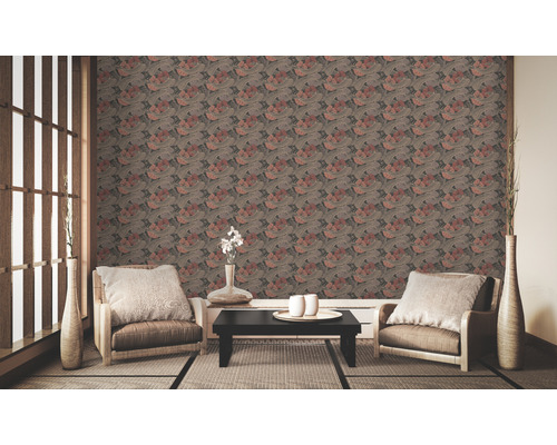 Woonkamer met bloemenbehang, fauteuils en tafel op een tatamimat.