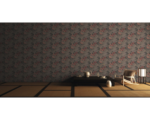 Interieurweergave met behang met patroon, tafel, servies, fauteuil en vloerlamp