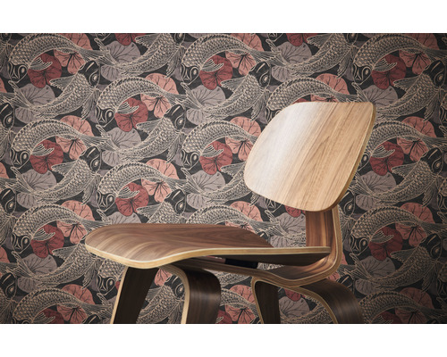 Behang met vis- en lotusbloempatroon in een kamer met een houten stoel