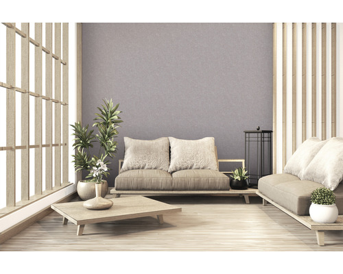 Lichte woonkamer in Japanse stijl met houten meubels en kamerplanten