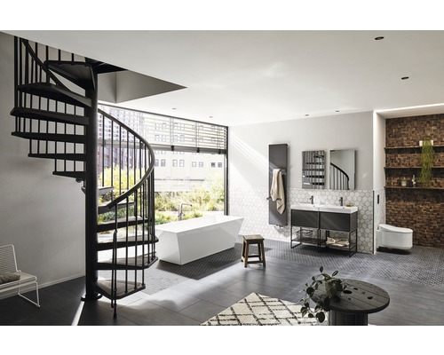Lichte badkamer met wenteltrap, bad, wastafel en wandradiator