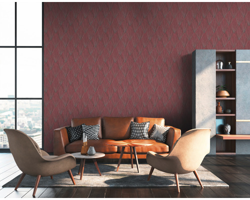 Woonkamer met patroonbehang, bank en fauteuils