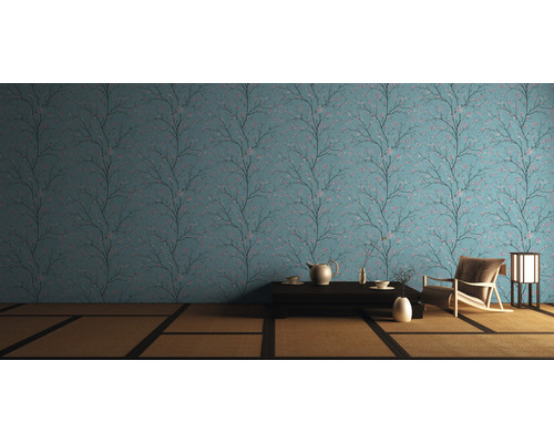 Kamerweergave met bloemenbehang, lage tafel en zitmogelijkheid