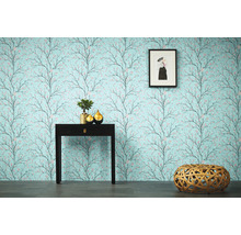 Interieur met bloemenbehang, tafel en decoratie