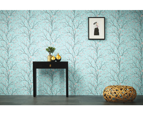 Interieur met bloemenbehang, tafel en decoratie