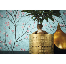 Decoratief behang met een bloemmotief van kersenbloesems, gecombineerd met een potplant en een goudkleurige decoratie.